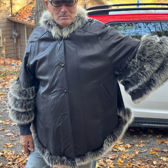 Black Lamb Leather Cape, with Fox Fur Trim - Picture 7 of 8